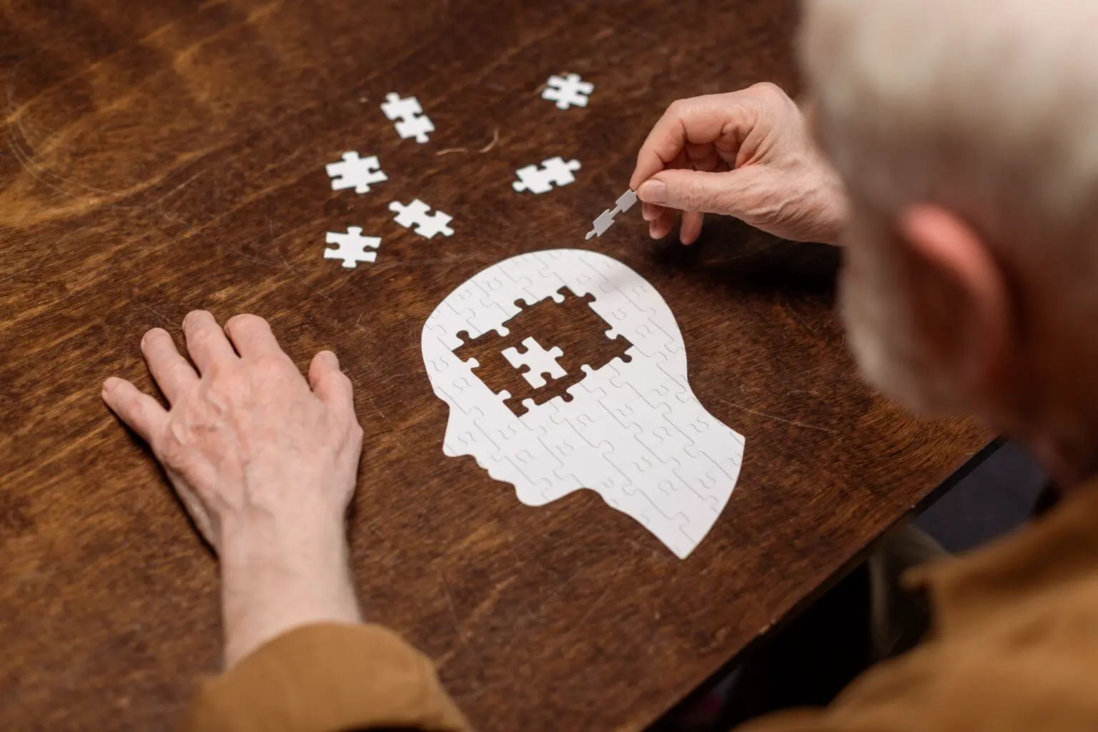Man löst Puzzle für Demenz Behandlung