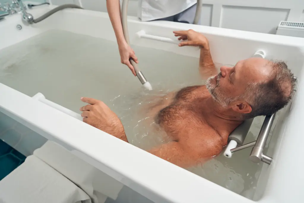 Barrierefreie Badewanne – Sicheres Baden im Alter
